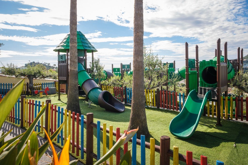 Pour un séjour en famille en Ligurie, plusieurs options s'offrent à vous en fonction de vos envies :**Pour un séjour balnéaire et animé :***   **Finale Ligure :** Connue pour ses plages de sable fin et son bord de mer animé, Finale Ligure est idéale pour les familles. Vous y trouverez des hôtels avec piscines, des appartements à louer et des campings.*   **Varazze :** Une autre station balnéaire populaire avec une belle promenade, des plages, et de nombreuses activités pour les enfants.*   **Levanto :** Porte d'entrée des Cinque Terre, Levanto offre une plage agréable et une ambiance plus décontractée que les villages des Cinque Terre eux-mêmes, tout en permettant des excursions faciles.**Pour un séjour au cœur des Cinque Terre (plus rustique et authentique) :***   **Monterosso al Mare :** Le plus grand des villages, avec la seule vraie plage de sable des Cinque Terre, donc le plus adapté aux familles pour un séjour balnéaire. Vous y trouverez des appartements et quelques hôtels.*   **Vernazza, Corniglia, Manarola, Riomaggiore :** Ces villages sont magnifiques mais moins adaptés aux familles avec de très jeunes enfants en raison des escaliers et du terrain escarpé. Si vous y séjournez, optez pour des appartements ou des chambres d'hôtes. L'accent sera mis sur la randonnée (adaptée à l'âge des enfants) et la découverte des villages.**Pour un séjour plus calme et nature :***   **Parc Naturel Régional de Beigua :** Si vous aimez la randonnée et le calme, vous pouvez trouver des hébergements dans les villages autour de ce parc.*   **Intérieur de la Ligurie :** Pour une expérience plus authentique, éloignez-vous de la côte et découvrez les villages médiévaux de l'intérieur. Vous y trouverez des agriturismos (fermes d'hôtes) qui peuvent être une excellente option pour une immersion dans la nature et la culture locale.**Types d'hébergements à privilégier pour les familles :***   **Appartements ou maisons de vacances :** Ils offrent plus d'espace, une cuisine pour préparer les repas (idéal pour les enfants) et une plus grande flexibilité.*   **Hôtels avec piscine :** Un atout majeur pour divertir les enfants après une journée de visite ou à la plage.*   **Agriturismos :** Parfaits pour une expérience proche de la nature, souvent avec des animaux de ferme et des activités pour les enfants.*   **Campings ou mobil-homes :** Une option économique et ludique, particulièrement appréciée des familles avec de jeunes enfants.**Conseils supplémentaires :***   **Réservez à l'avance :** Surtout si vous voyagez en haute saison (juillet-août).*   **Vérifiez l'accessibilité :** Si vous voyagez avec une poussette, certains villages des Cinque Terre peuvent être difficiles d'accès.*   **Pensez aux transports :** Louer une voiture peut être pratique pour explorer l'arrière-pays, mais dans les Cinque Terre, le train est souvent le moyen le plus simple et le plus écologique de se déplacer.Pour affiner votre choix, précisez quel type d'ambiance vous recherchez (ville animée, village pittoresque, nature...) et l'âge de vos enfants.